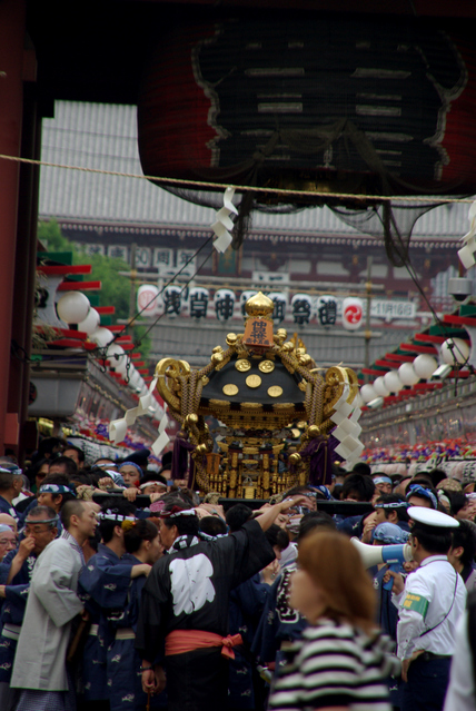 浅草・三社祭とは 歴史や2015の日程、神輿の宮出し